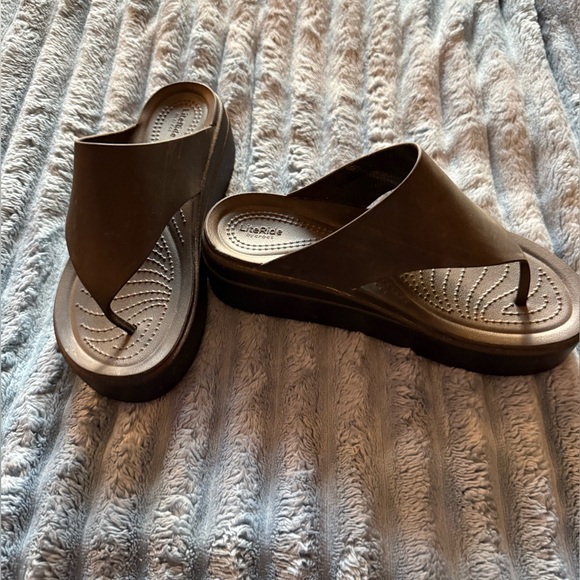 Crocs Brooklyn Flip Platform Sandals - Picture 1 of 4